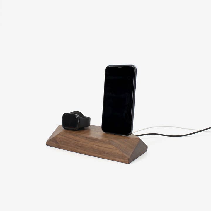 Station d'accueil pour téléphone et montre - Noyer pour la vente par Chopzwood