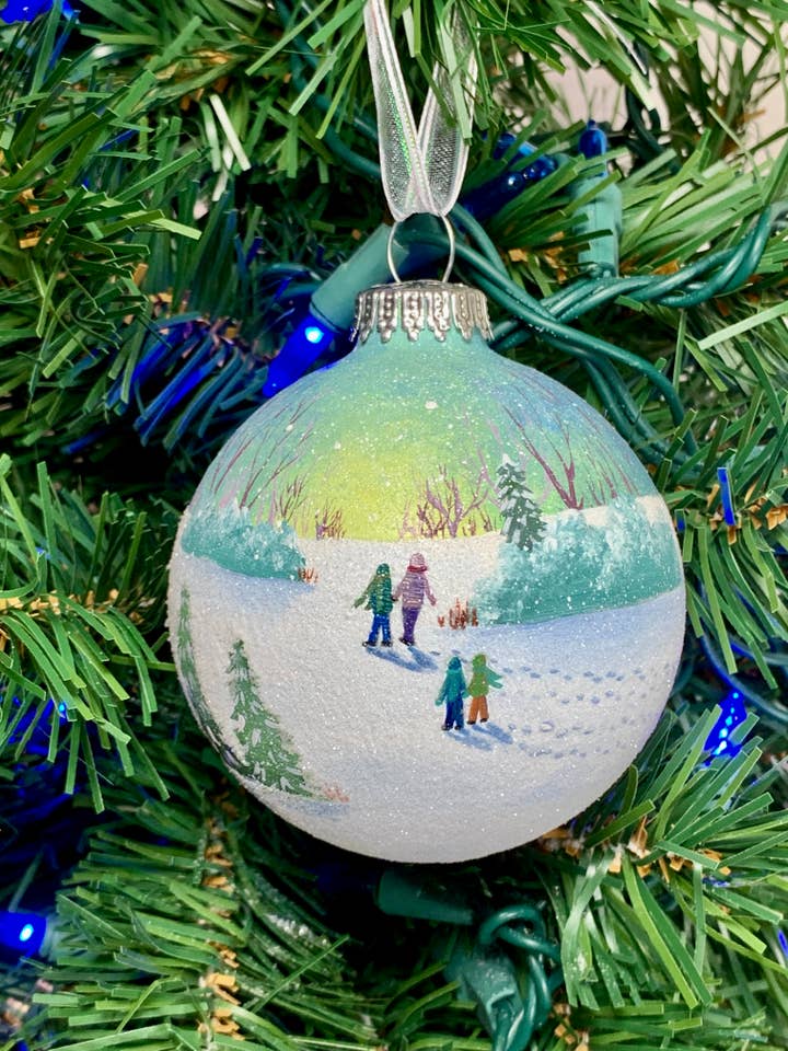 Familie Walking i sneen Håndmalet julepynt for engroshandel hos Art with Elise