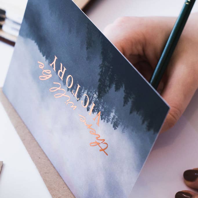 Doodling Faith - Vendita all'ingrosso Biglietti di condoglianze - Ci sarà una cartolina di condoglianze per la vittoria | 1 Corinzi 15:57