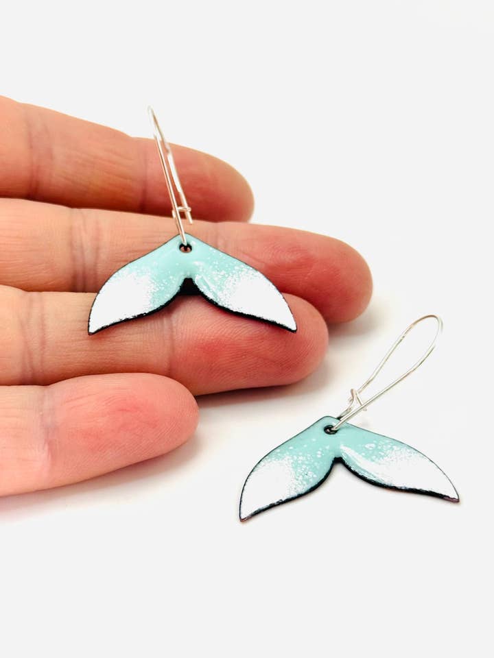 Orecchini a Coda di Balena, Smalto Blu Uovo di Pettirosso e Bianco per la vendita all'ingrosso da parte di Magpie Mouse Studios