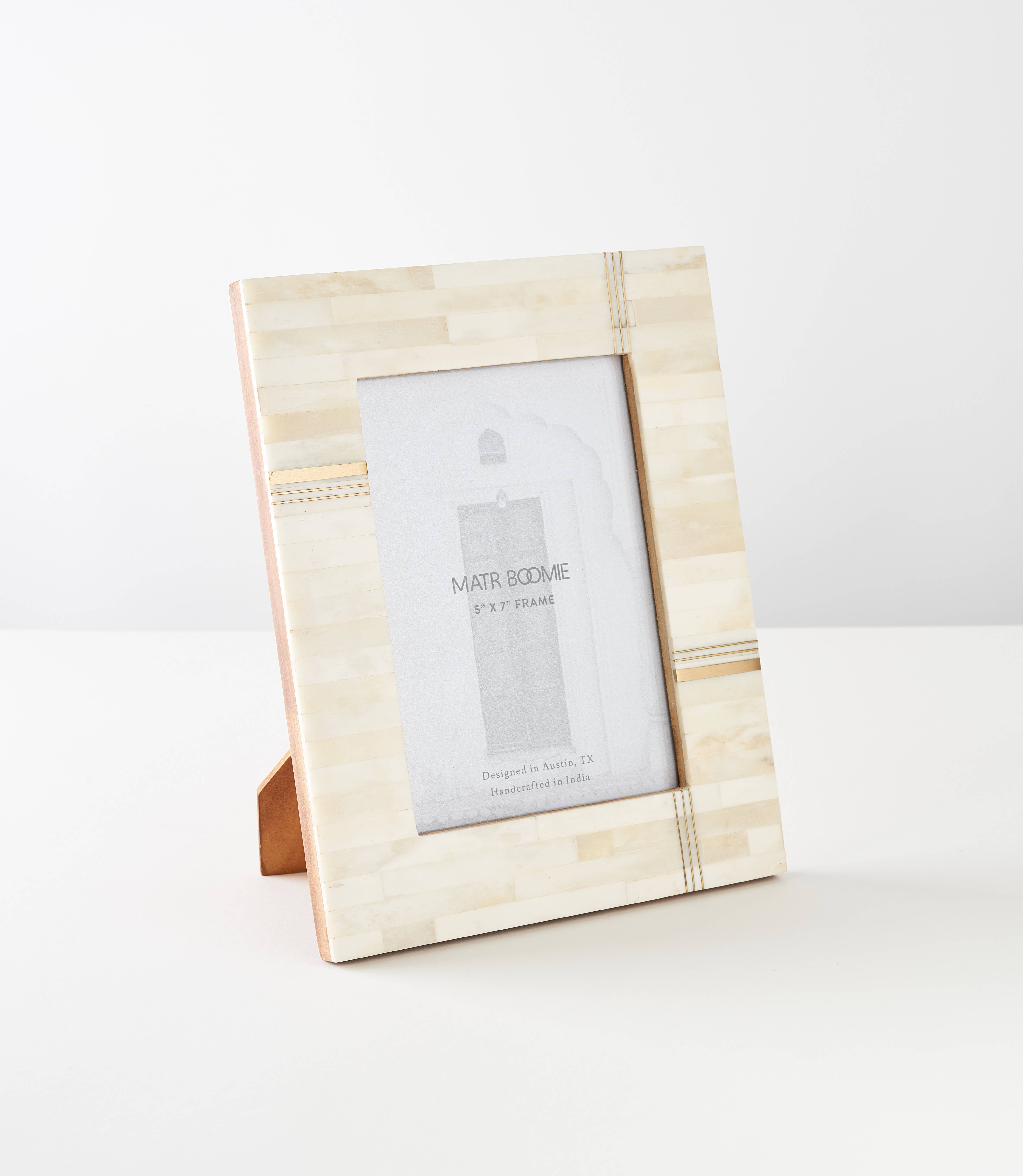 Matr Boomie Fair Trade - Wholesale Fotolijst - Mukhendu 5x7 crèmekleurige fotolijst - gesneden bot, koperen staaf2