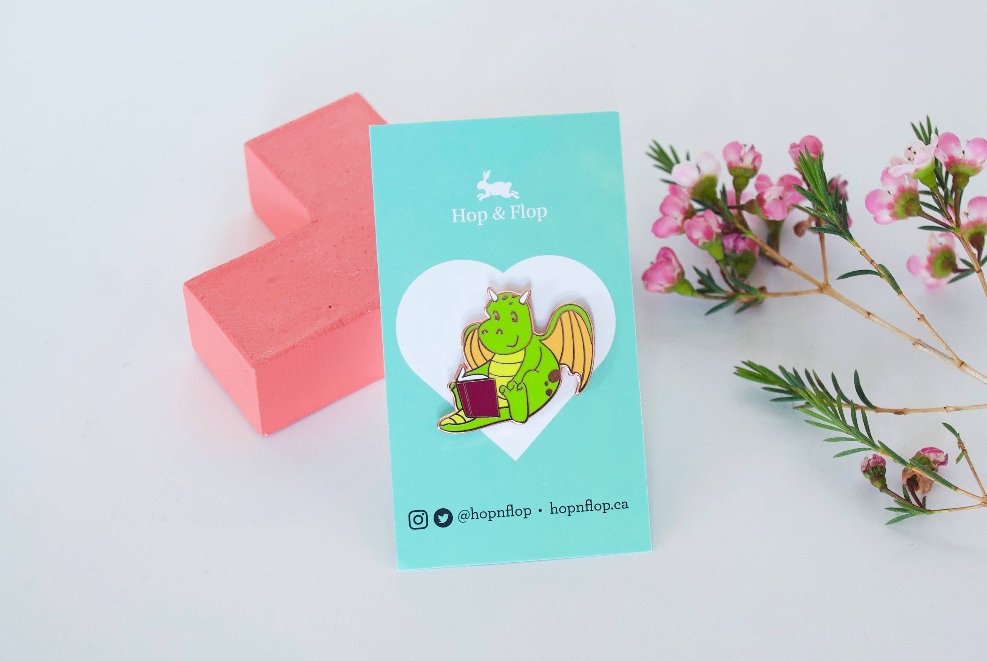 Hop & Flop - Venta al por mayor Botón/prendedor - Pin esmaltado de lectura de dragón1