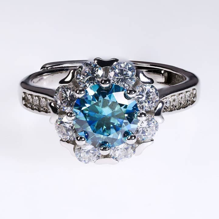 Bague halo en moissanite bleue 1 ct - Bijou d'anniversaire en argent ajustable, taille brillant et d'origine éthique pour la vente par Sparkile