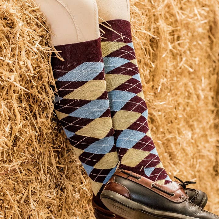 Calzini Lunghi Claret & Blue Argyle per la vendita all'ingrosso da parte di Ginger & Jardine