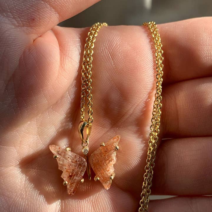 Pendentif Papillon en Pierre de Soleil Dorée et Diamant Fait Main pour la vente par Kimiya Designs