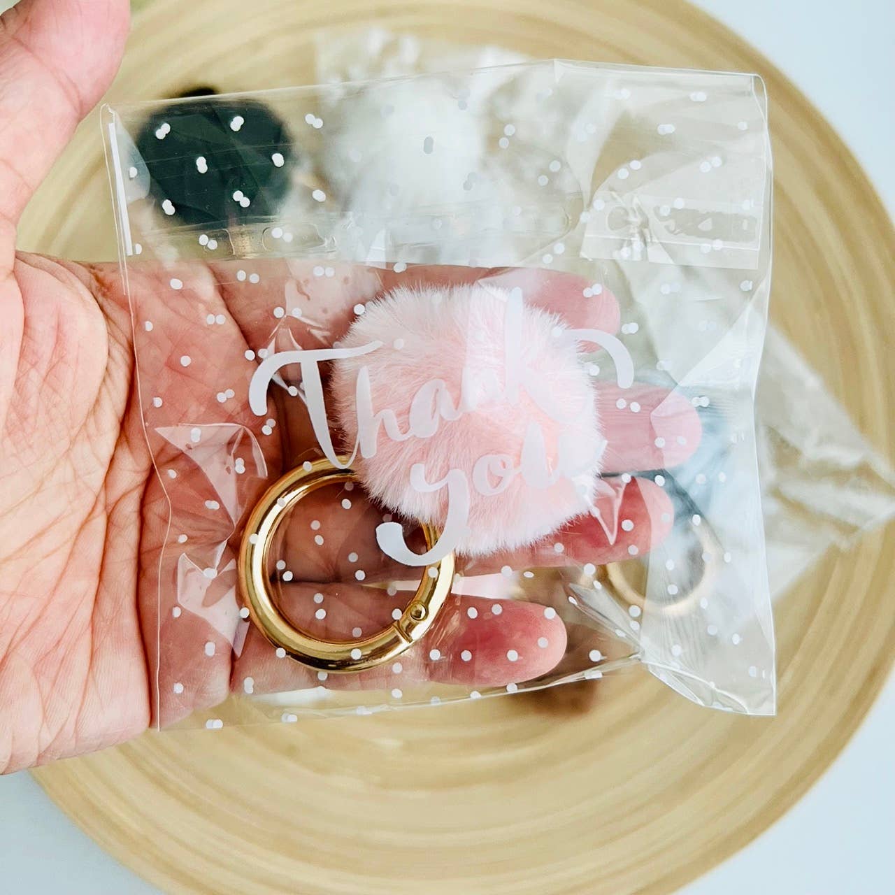 Tiny Gift Society – wholesale Nyckelringar - Dam – Pom Pom Furry Pouf Mini Nyckelring Tack Gåva4