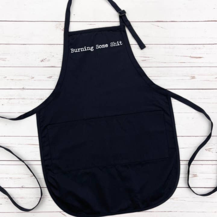 Tablier noir Burning Some Shit, Tablier de cuisine, Tablier drôle, Tablier personnalisé, Tablier de chef, Tablier fantaisie, Lin, Tablier de cuisine pour la vente par Brandi Dai Designs