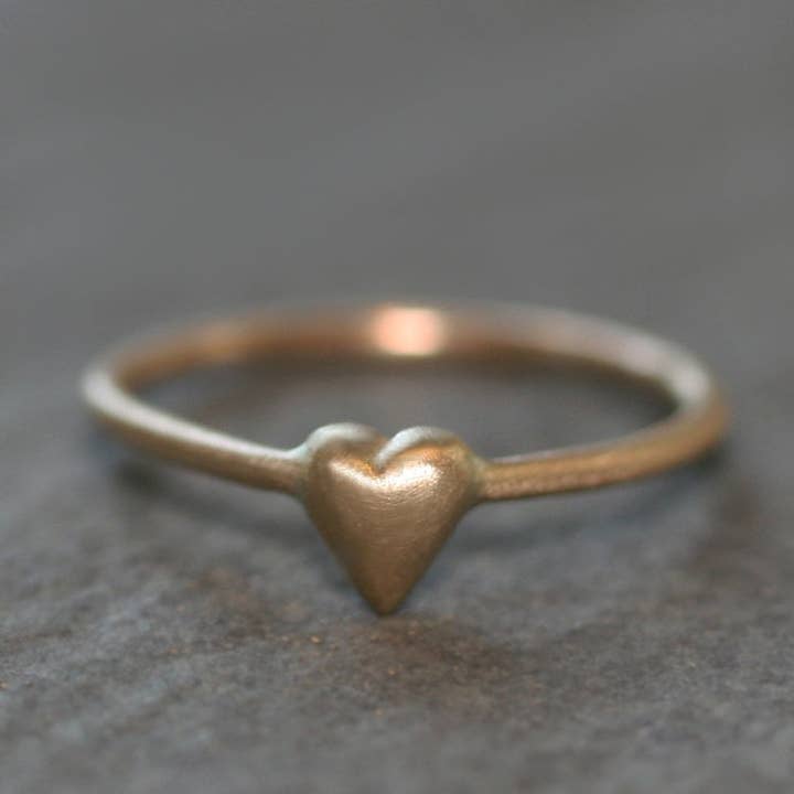 Bague Tiny Puffy Heart en or 14 carats pour la vente par Michelle Chang