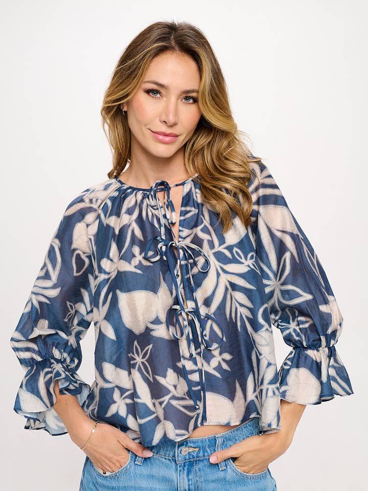 Top met ronde hals en strikdetail aan de voorkant, gemaakt in de VS voor wholesale door Renee C.