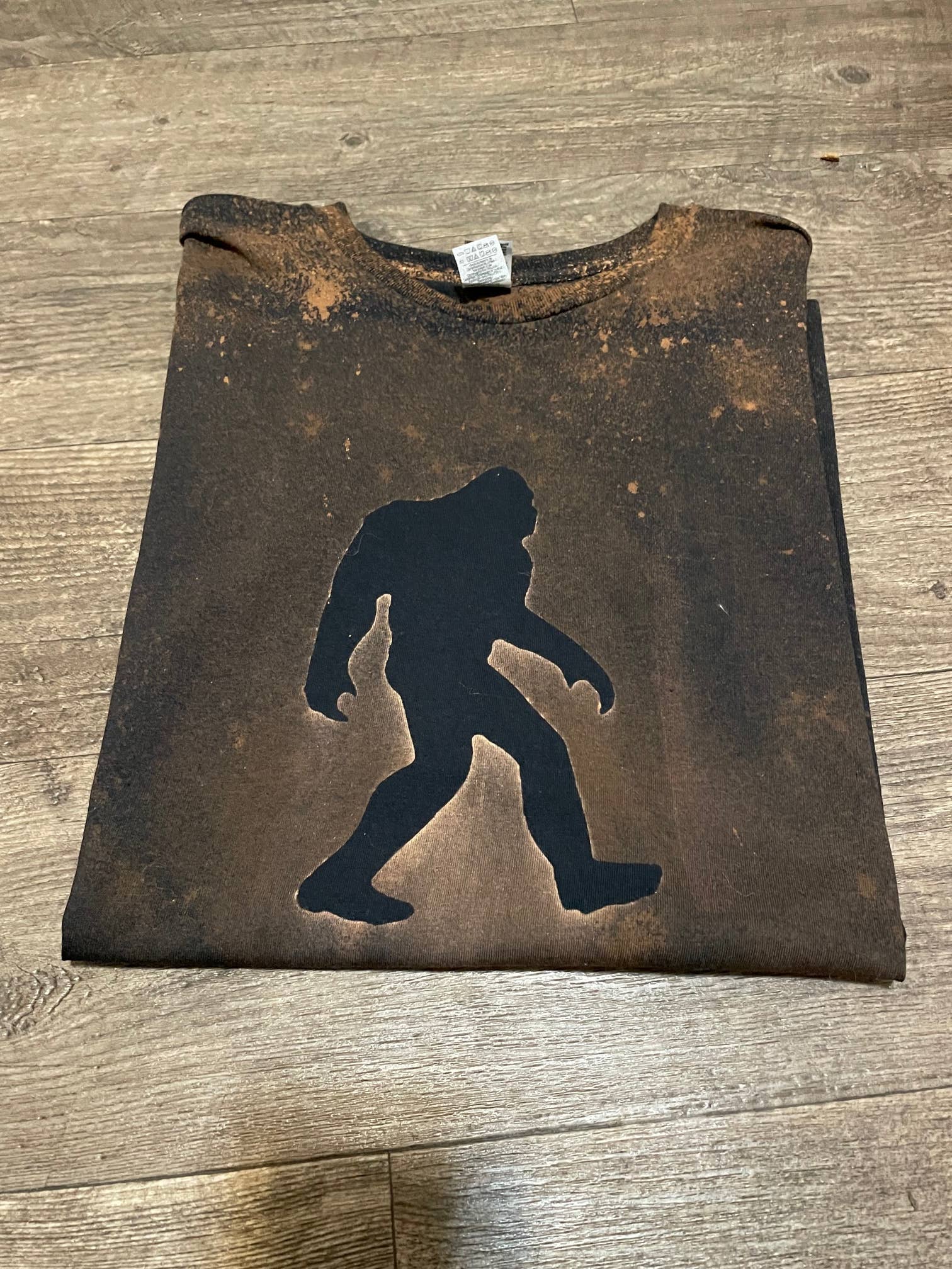 Squatchin’ Country – wholesale Screen printed t-shirt – unisex – Bigfoot silhouette T-shirt (black)1