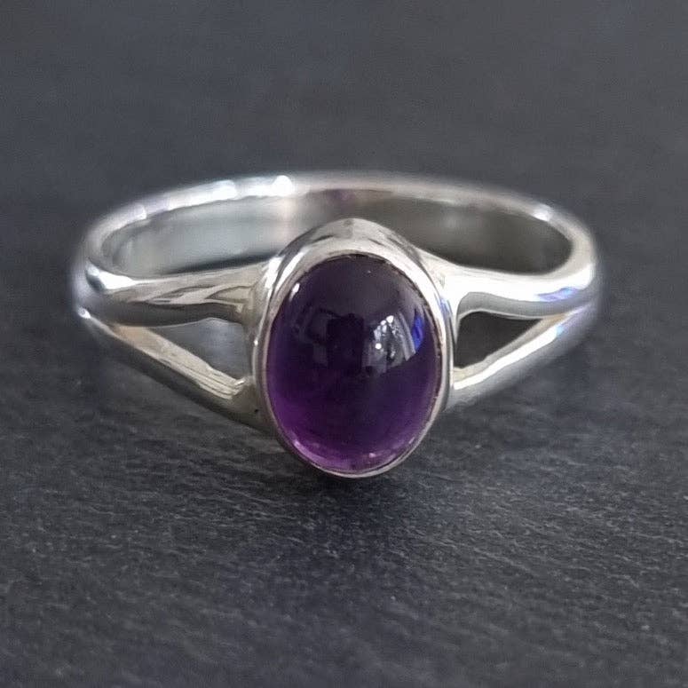 Mistry Gems - Wholesale Single Stone/Solitaire Ring - Unisex Oval Amethyst Ring | 925 Sterling Silver, R3AO2