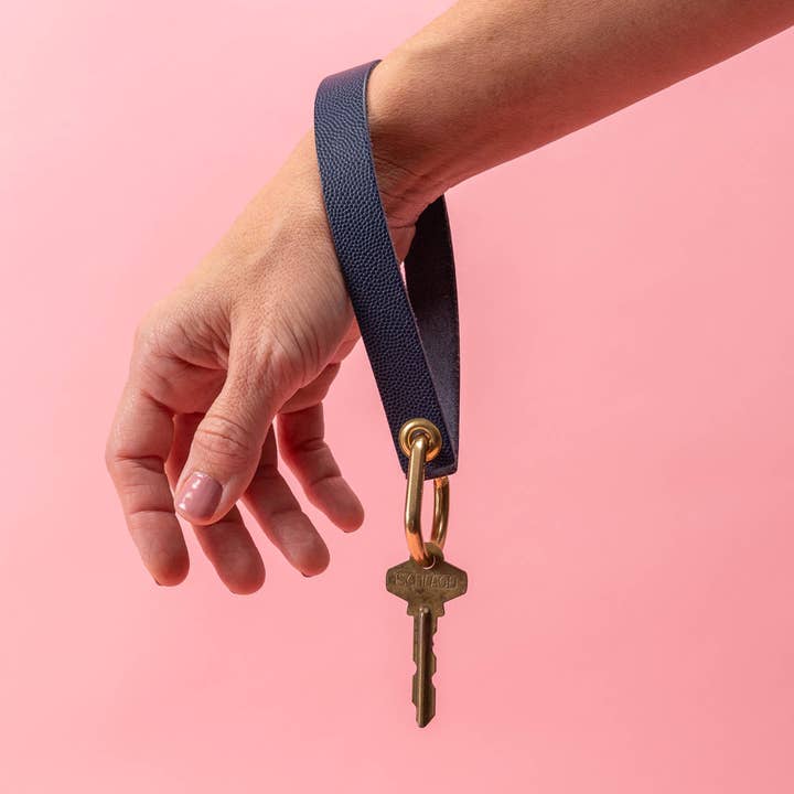 Midnattsblå armband i präglat läder för wholesale av Avryn Co.