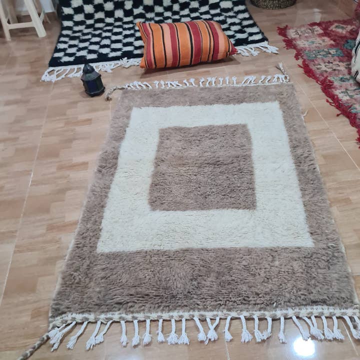 Äkta handknuten Beni Ourain-ullmatta 150×250 cm 421 för wholesale av Maroccarpets Poufs and pillows wholesale +31648976894