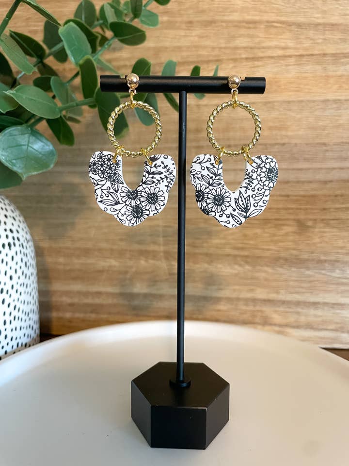 Emery | estampado floral blanco | pendientes de arcilla para venta al por mayor de Finley River | Trendy Polymer Clay Earrings | Hypoallergenic