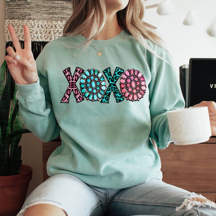 Sweatshirt Padrão XOXO por atacado de The Dirty Cowgirl Apparel
