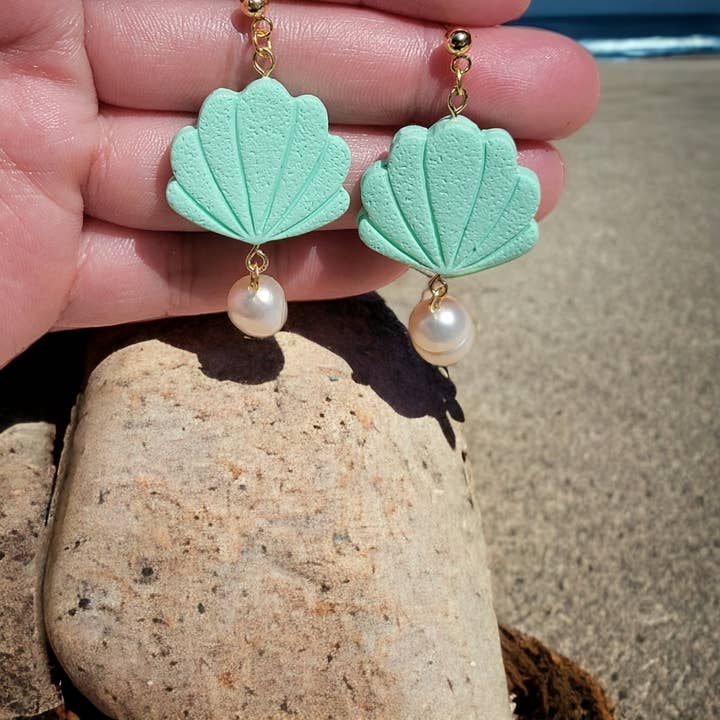 Pendientes Ariel de arcilla con forma de concha de almeja | Pendientes de arcilla para playa | para venta al por mayor de Knotty4Klay