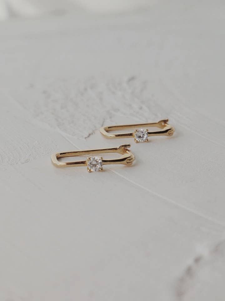 Orecchini a cerchio Gwen per la vendita all'ingrosso da parte di Olive Branch Jewelry & Co.