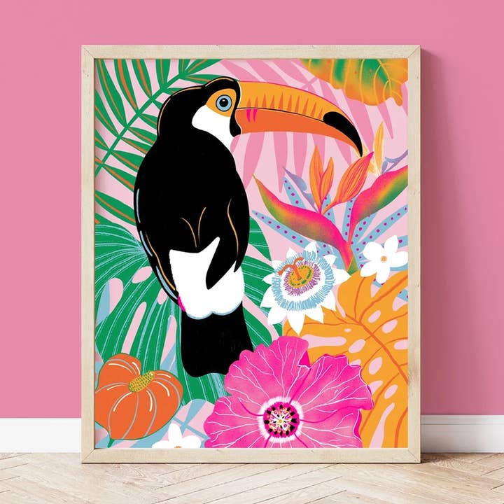 Impresión de Arte Decorativo para el Hogar con Tucán Exótico y Motivos Botánicos para venta al por mayor de Sarah Whittle Illustration
