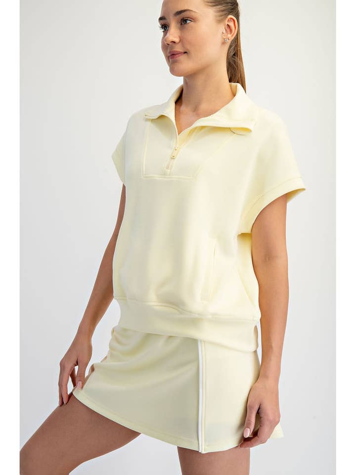 HAUT À MANCHES COURTES AVEC ZIP QUARTER EN SCUBA MODAL pour la vente par Rae Mode