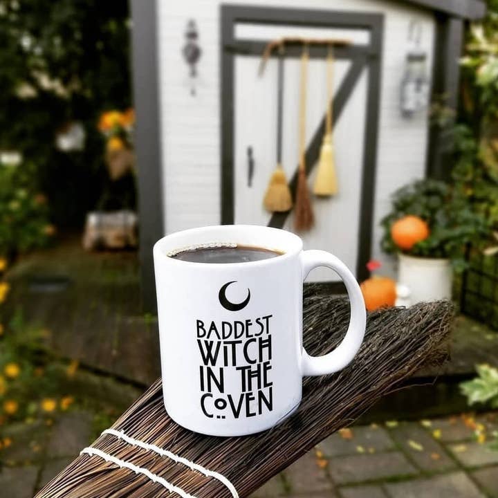 Handgefertigte Kaffeetasse „Die böse Hexe im Zirkel“ — handgemachter Hut für den Großhandel von Matriarch Handmade