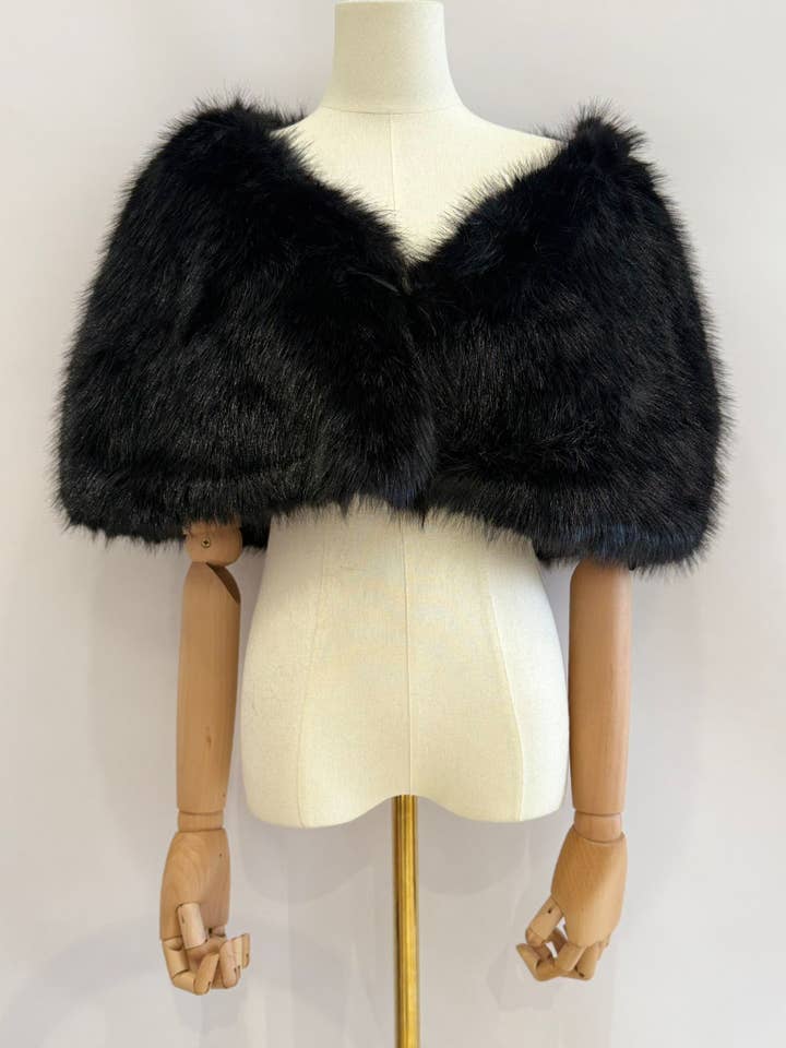 Invitadissimas - Wholesale Poncho - Women's - Fur Poncho S18181