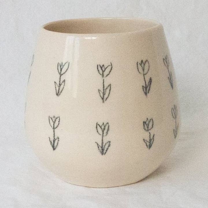 Tasse à vin Line Drawn Tulips pour la vente par Erika Christine Ceramics