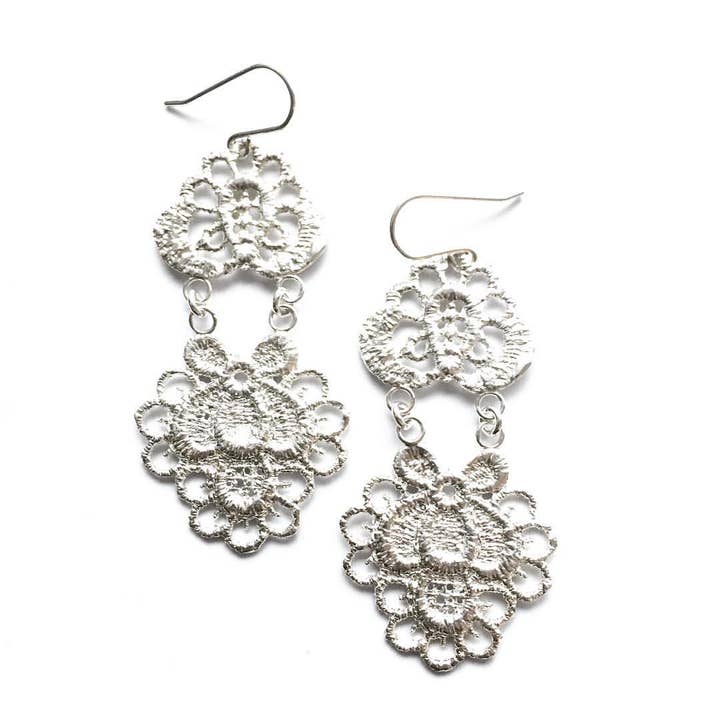 Boucles d'oreilles crochet chandelier en dentelle pour la vente par SarahAnaDesigns