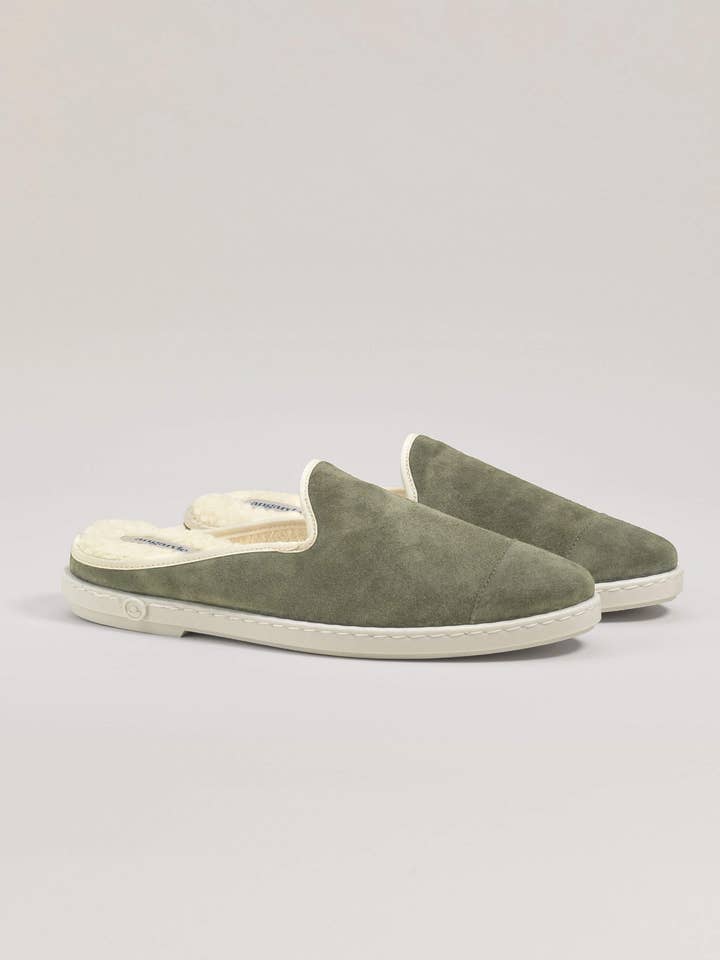 Ledermule für Herren in hellem Khaki für den Großhandel von Angarde