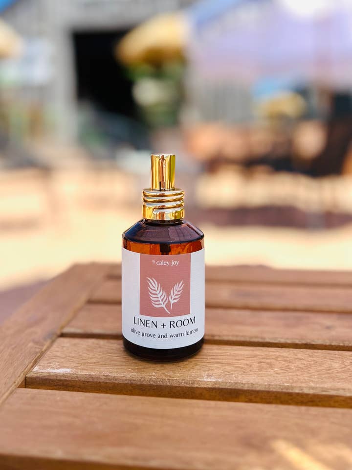 Rum- och linnespray | Olivlund och varm citron för wholesale av By Caley Joy