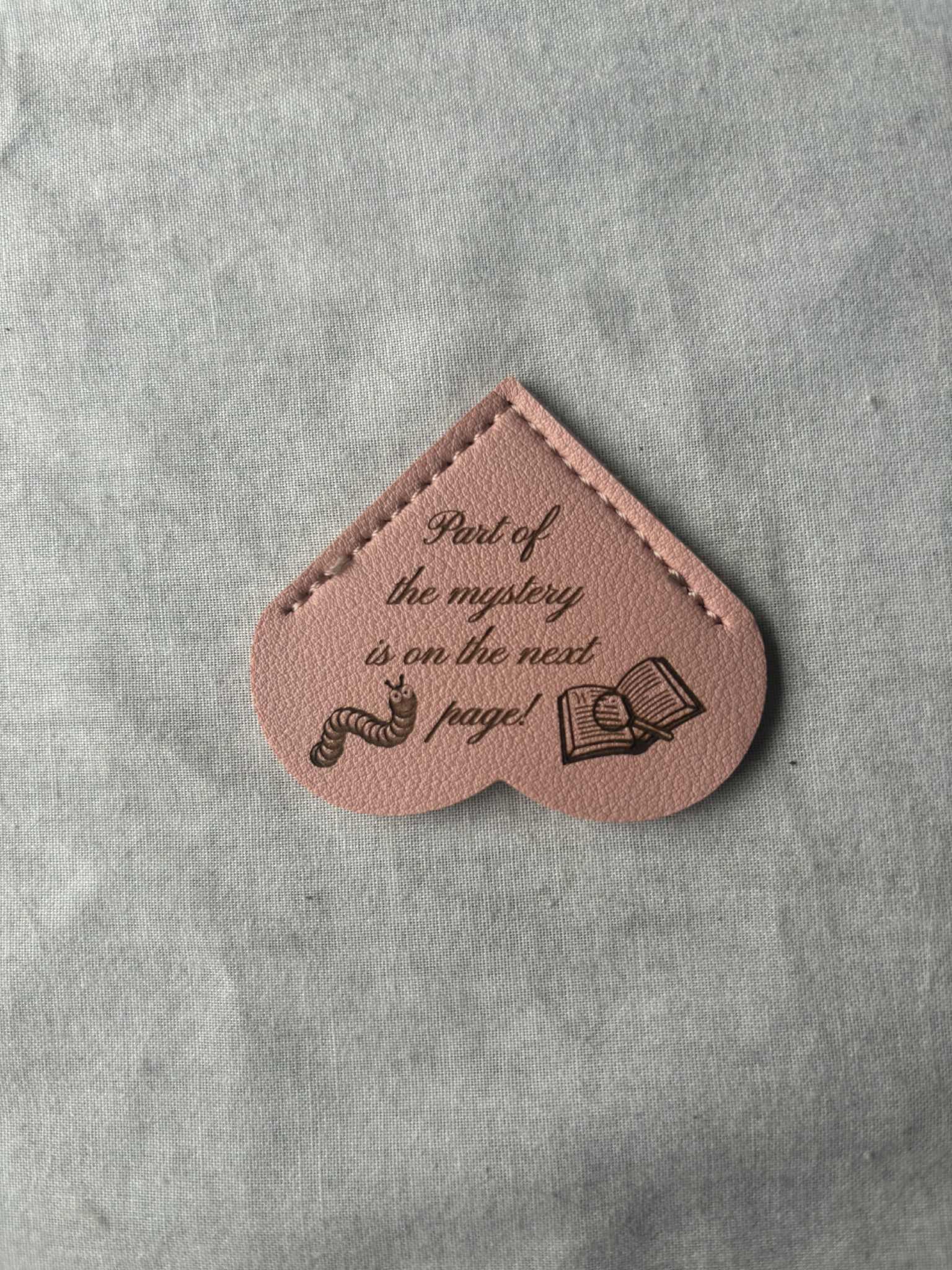 Cryptid Creations – wholesale Bokmärke – Bokmärke i konstläder format som ett hjärta med gravyr6