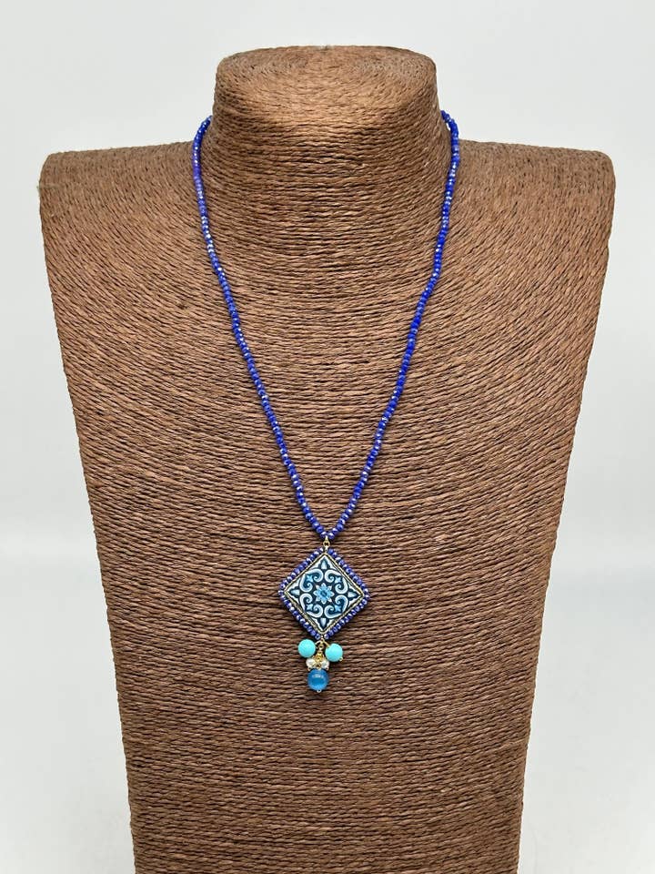 Collana Piastrella Ceramica Caltagirone Decoro Barocco Blu, catena perline blu per la vendita all'ingrosso da parte di DD Ceramiche Siciliane