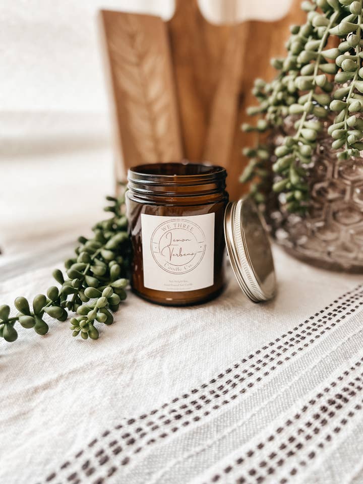 Candela di soia Lemon Verbena 8oz di We Three Candle Co. per la vendita all'ingrosso da parte di We Three Candle Co.