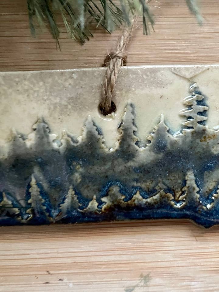 Rustik South Dakota med træer Keramisk Ornament for engroshandel hos Flow Art Studios