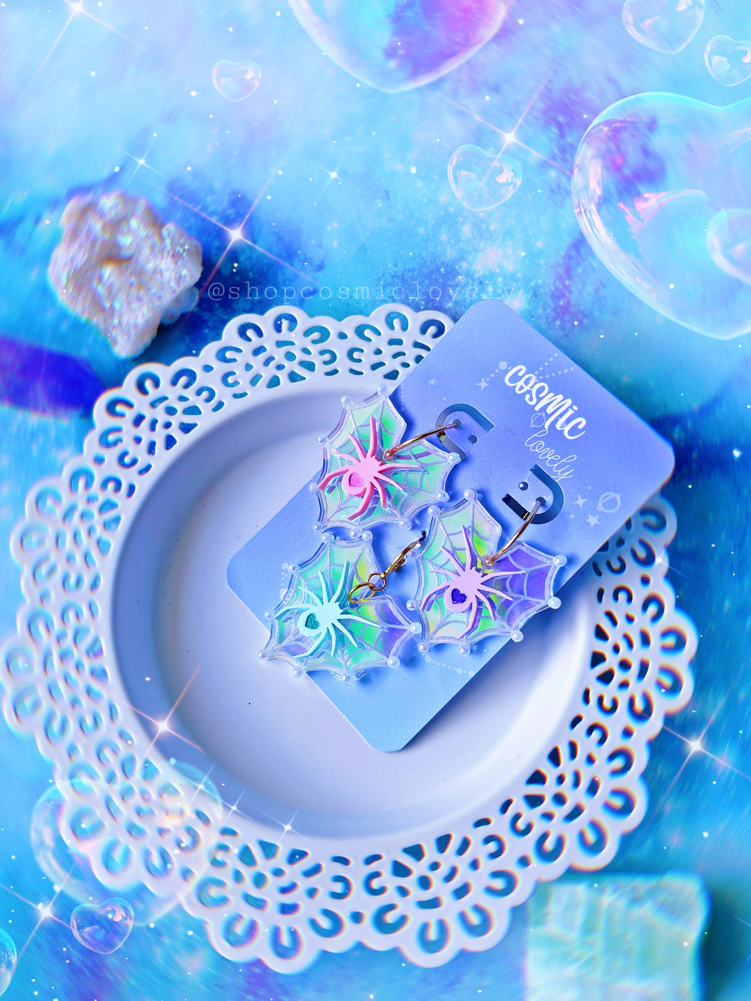 Cosmic lovely – wholesale Hängande örhängen – Skimrande Spider Heart Örhängen1