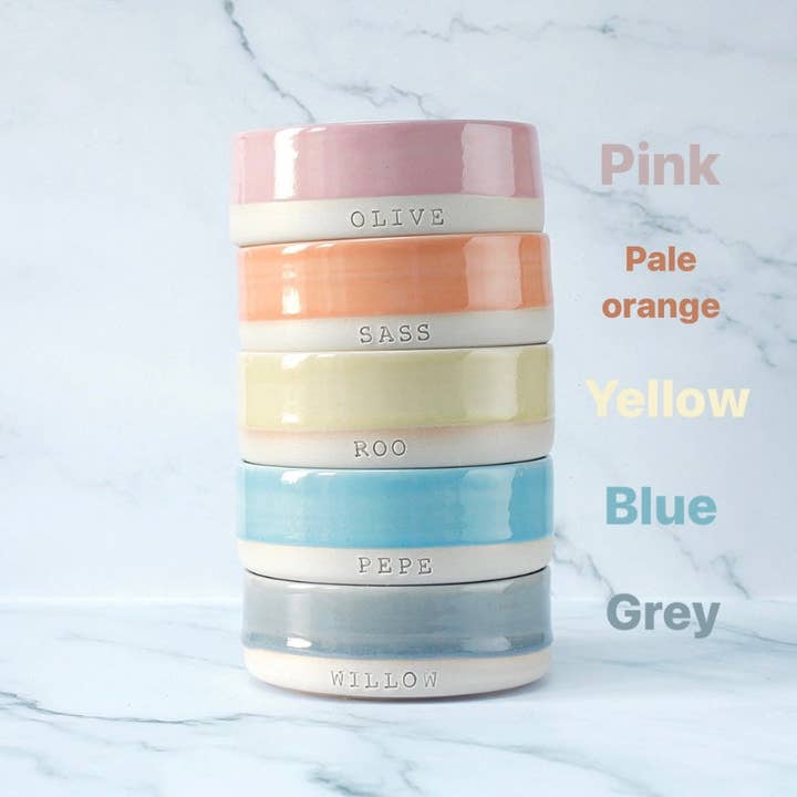 HKA ceramics – Engroshandel Madskål - Kat/hund – Personlig keramisk dyrefoder skål med ensfarvet glasur og navn langs bunden3