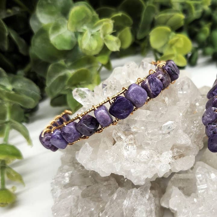 Brazalete o brazalete Charoite envuelto en alambre, 18 quilates. Revestimiento dorado para venta al por mayor de Meraki Gemstones