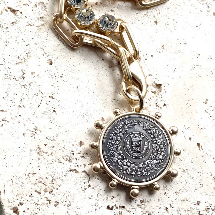 VB&CO Designs Handmade Jewelry - Vente Colliers à pendentif - Médaillon représentant un cheval, une reine de l'équitation et une abeille