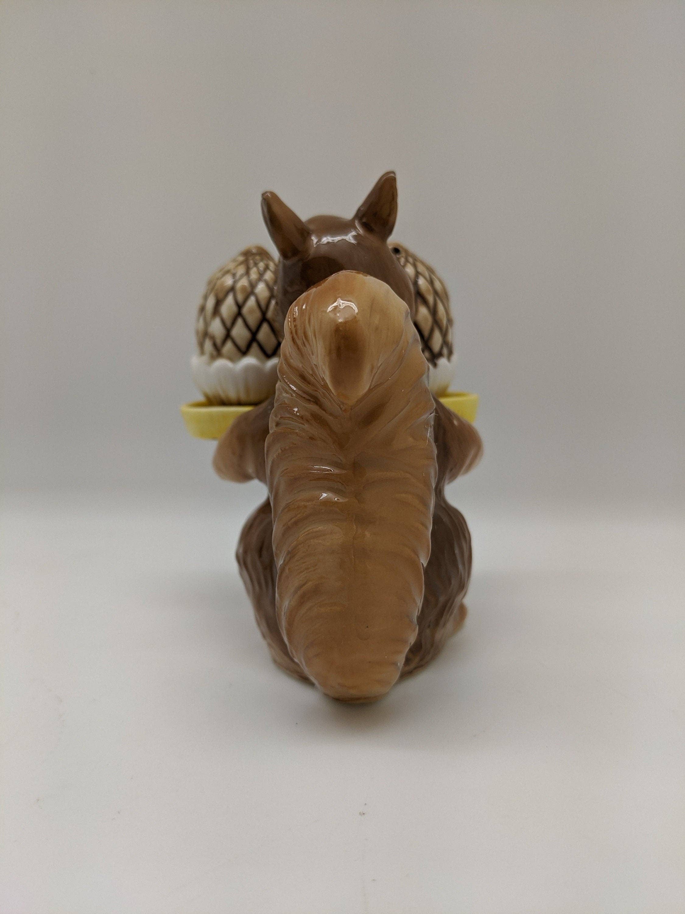 Green Pastures Wholesale – wholesale Salt & pepper shaker set – Salt And Pepper Shaker -Porcelain Squire Holding 2 Pinecones3