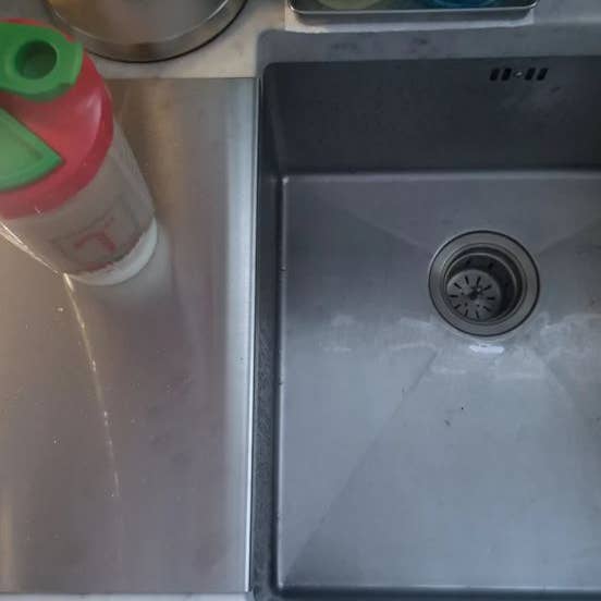 Epic QT - Vente Planche à découper - Planche à découper robuste en acier inoxydable 304 brossé de calibre 18 de qualité supérieure avec rebord avant3