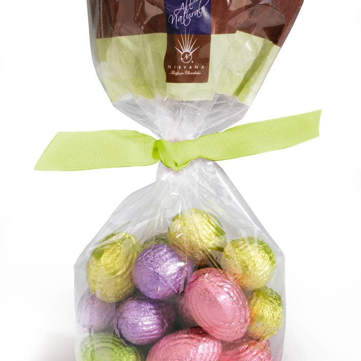 Œufs en chocolat assortis enveloppés de papier d'aluminium dans un sac en cellophane pour la vente par Belgium's Chocolate Source