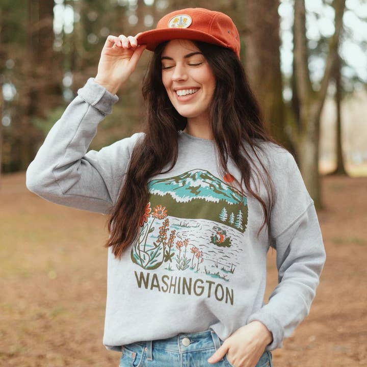 Chandail à col rond WA Mountain Lake (gris cendré) pour la vente par Tender Loving Empire