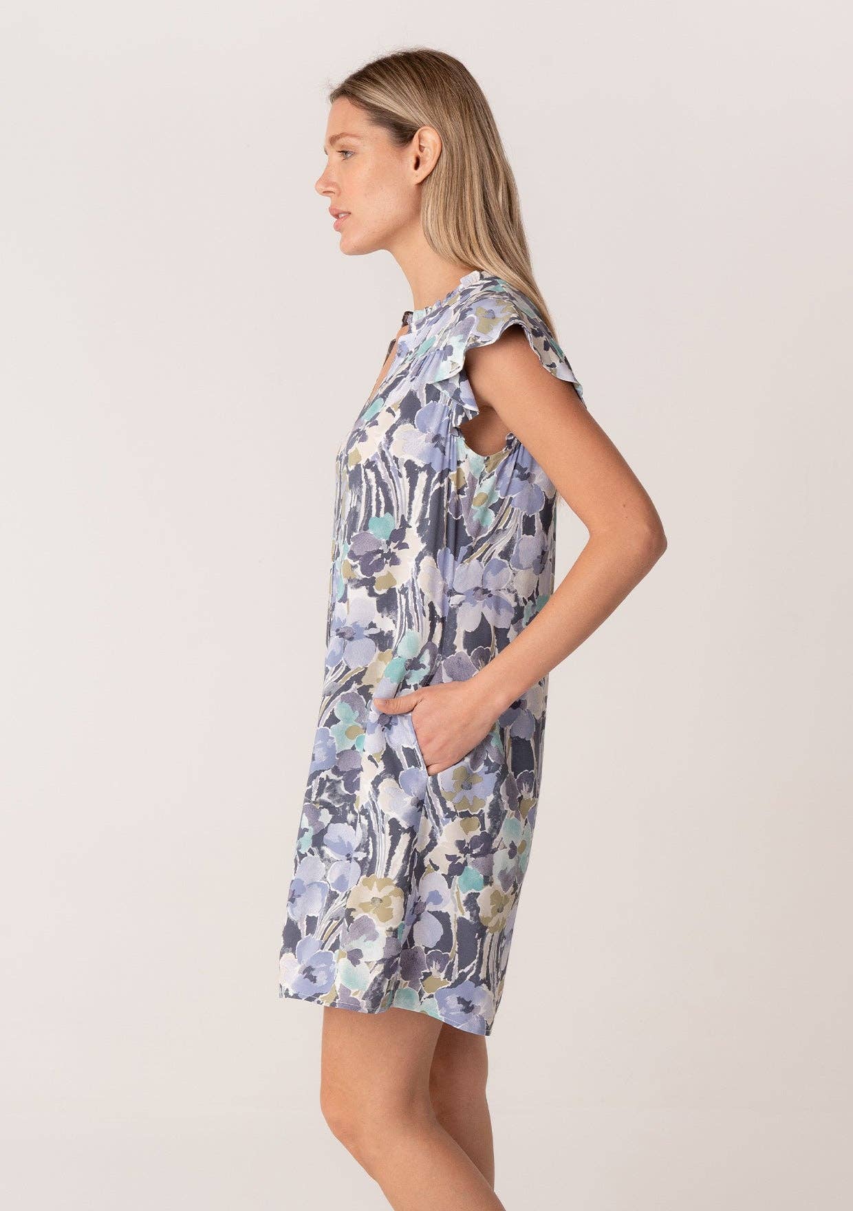 Dusty Lilac/Dusty Teal Mini-robe boutonnée à manches volantées à fleurs en vente sur Faire5