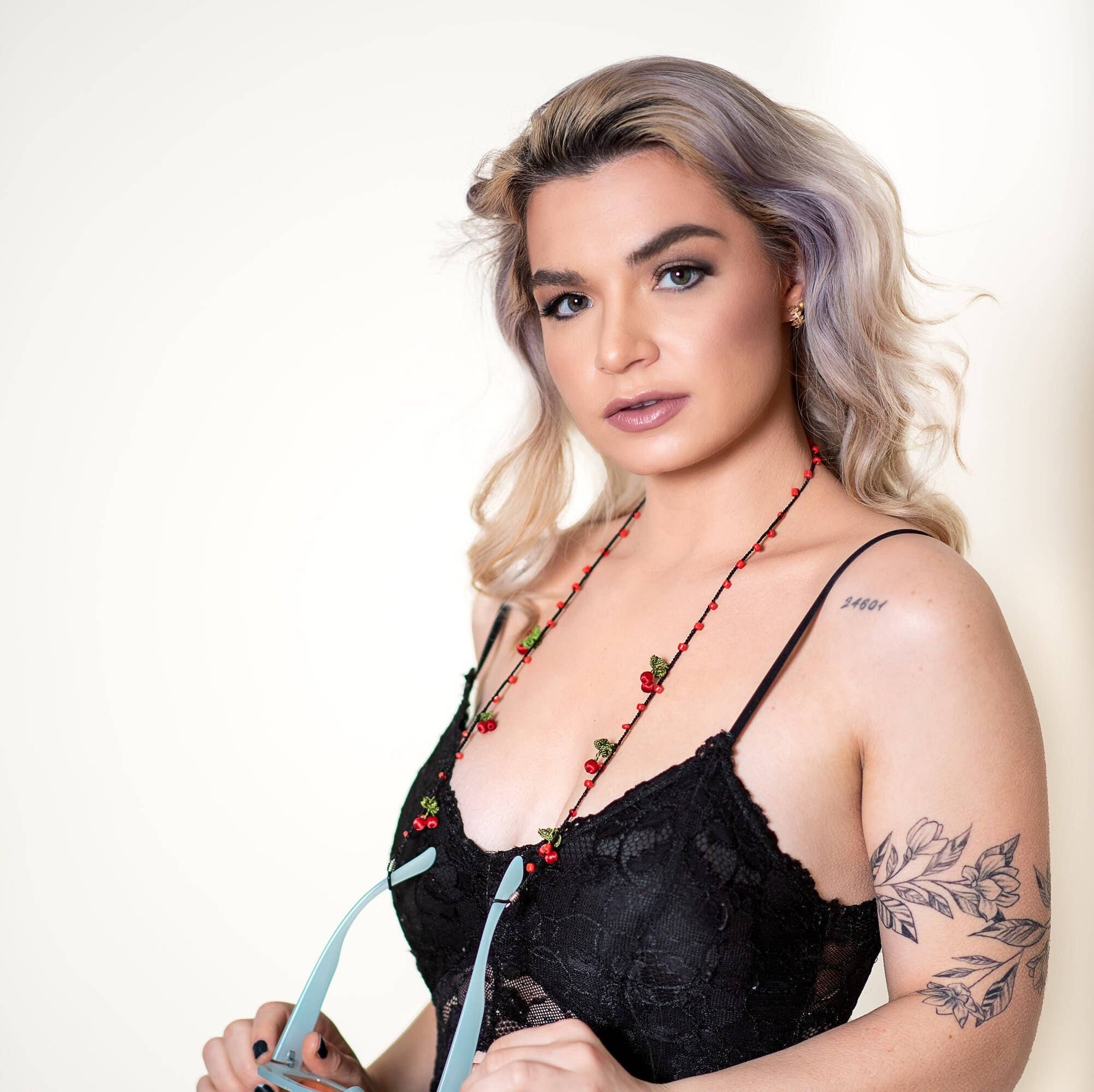 Hemsin Atelier – wholesale Solglasögon-/glasögonrem - Dam – Glasband med röda körsbär i seed beads4