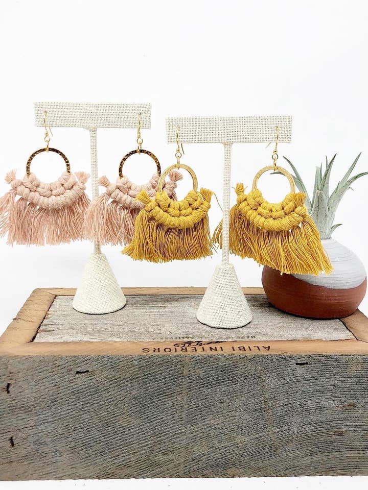 Brincos de macramê Mini Sloan em Ouro por atacado de Knotty Red Fox Macrame