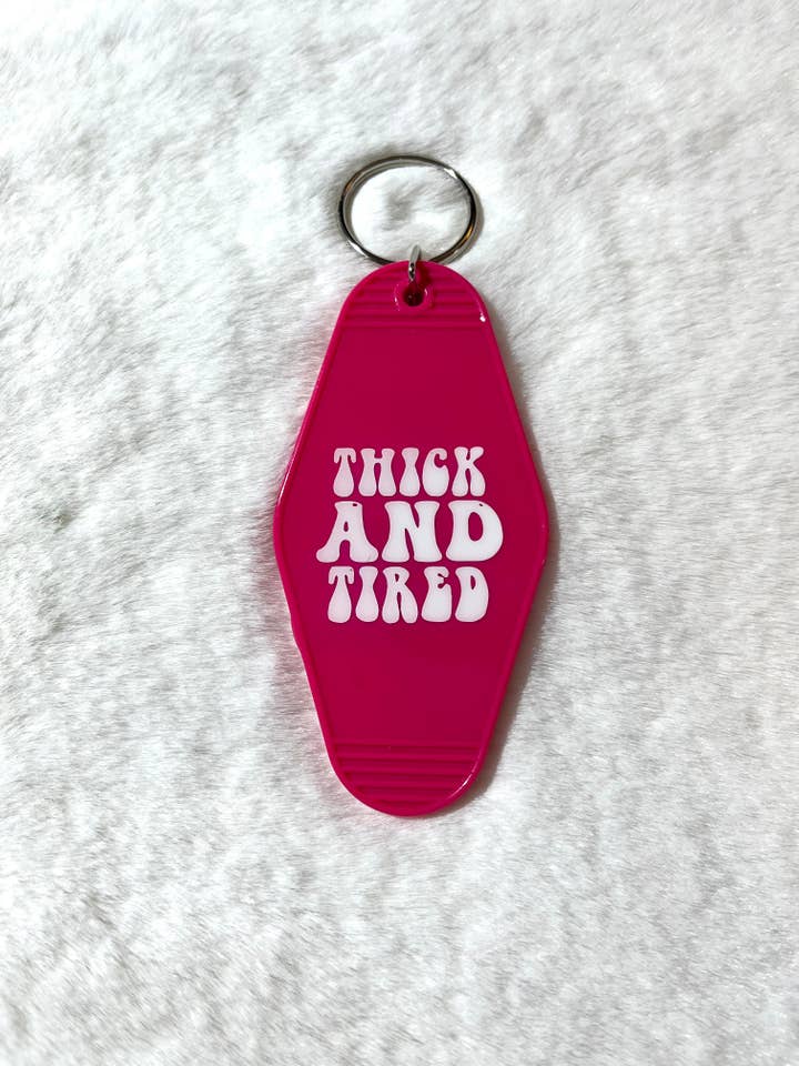 Motelnøgleringe - Tykk og Træt for engroshandel hos Elation Collective