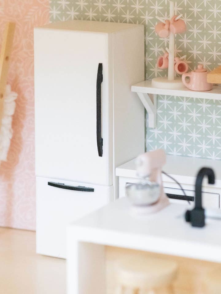 Réfrigérateur Dollhouse | Blanc avec quincaillerie noire pour la vente par Macy Mae Dollhouse Designs