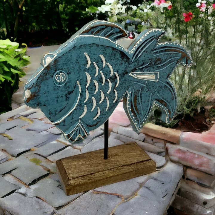 Poisson rouge Gomez en bois sculpté sur tige en métal avec base pour la vente par Wilco Home