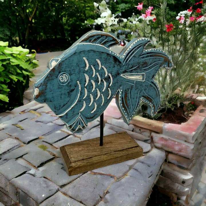 Wilco Home - Venta al por mayor Artículo decorativo de mesa - Pez de madera tallada Gomez Goldfish sobre varilla de metal con base