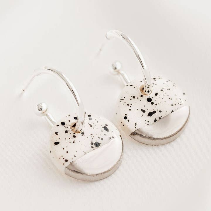 Gevlekte Cirkel Keramische Bedel Met Huggie Hoepels voor wholesale door White Rain Ceramics