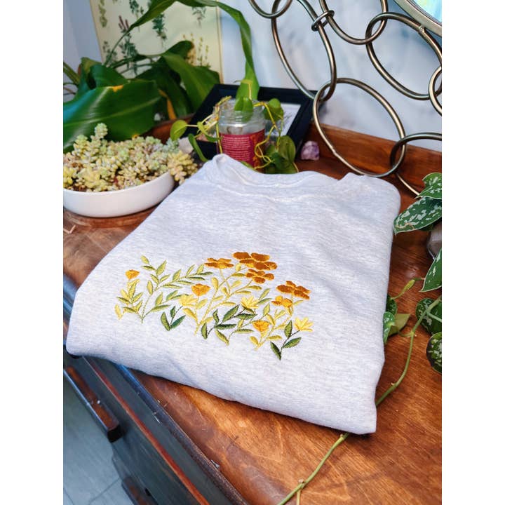 Pull ras du cou brodé de fleurs Ash pour la vente par LeBeau Denim Co.